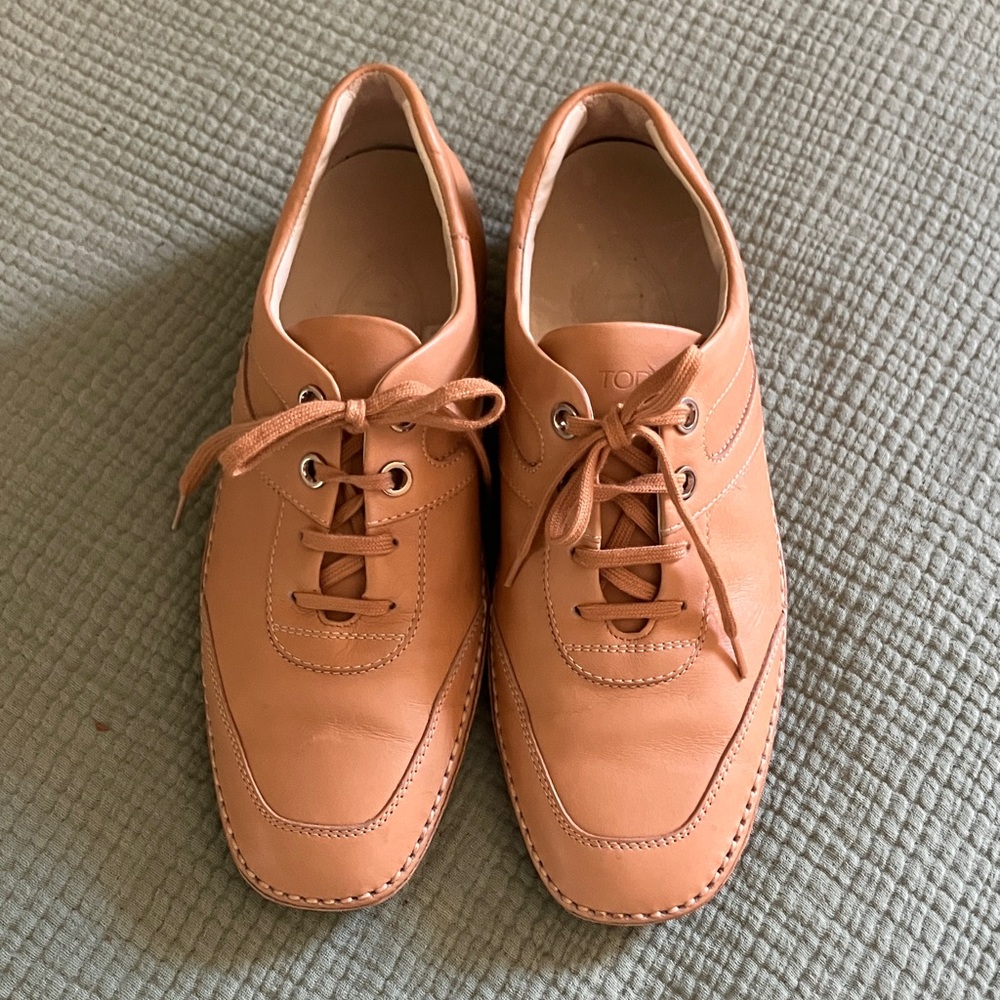 Tod's Tan Leather Flats